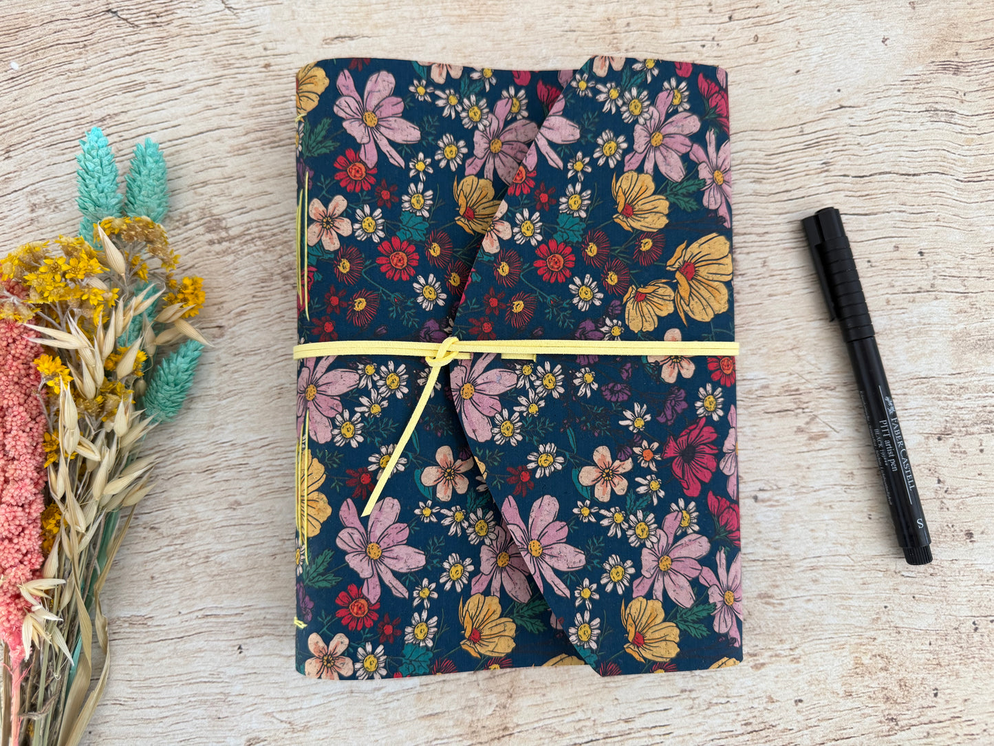 Carnet notes artisanal fait main format A5 couverture en liège à motif floral bleu foncé