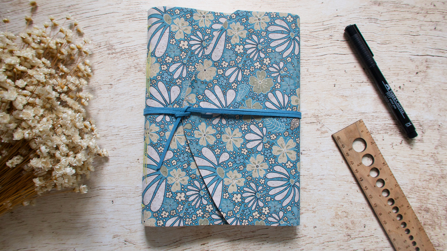 Carnet d'écriture format A5 – couverture en liège à motifs floral turquoise