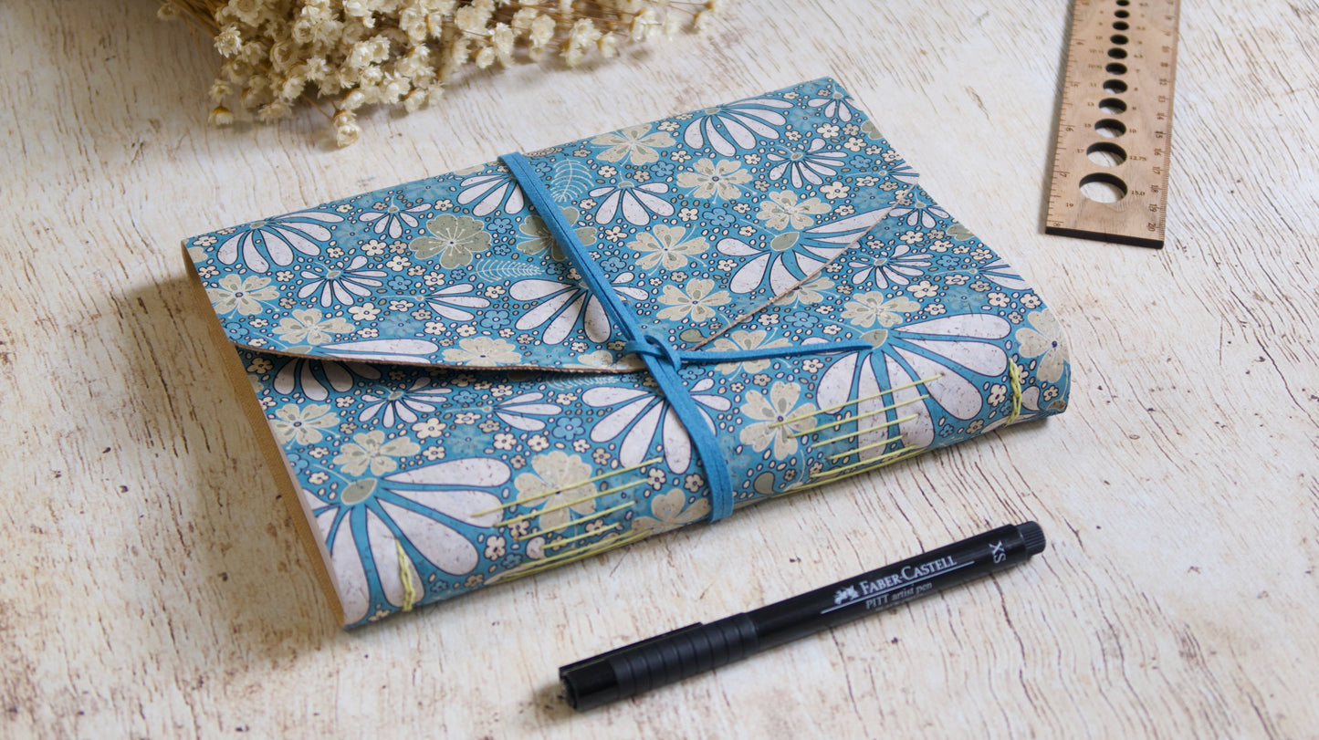 Carnet d'écriture format A5 – couverture en liège à motifs floral turquoise