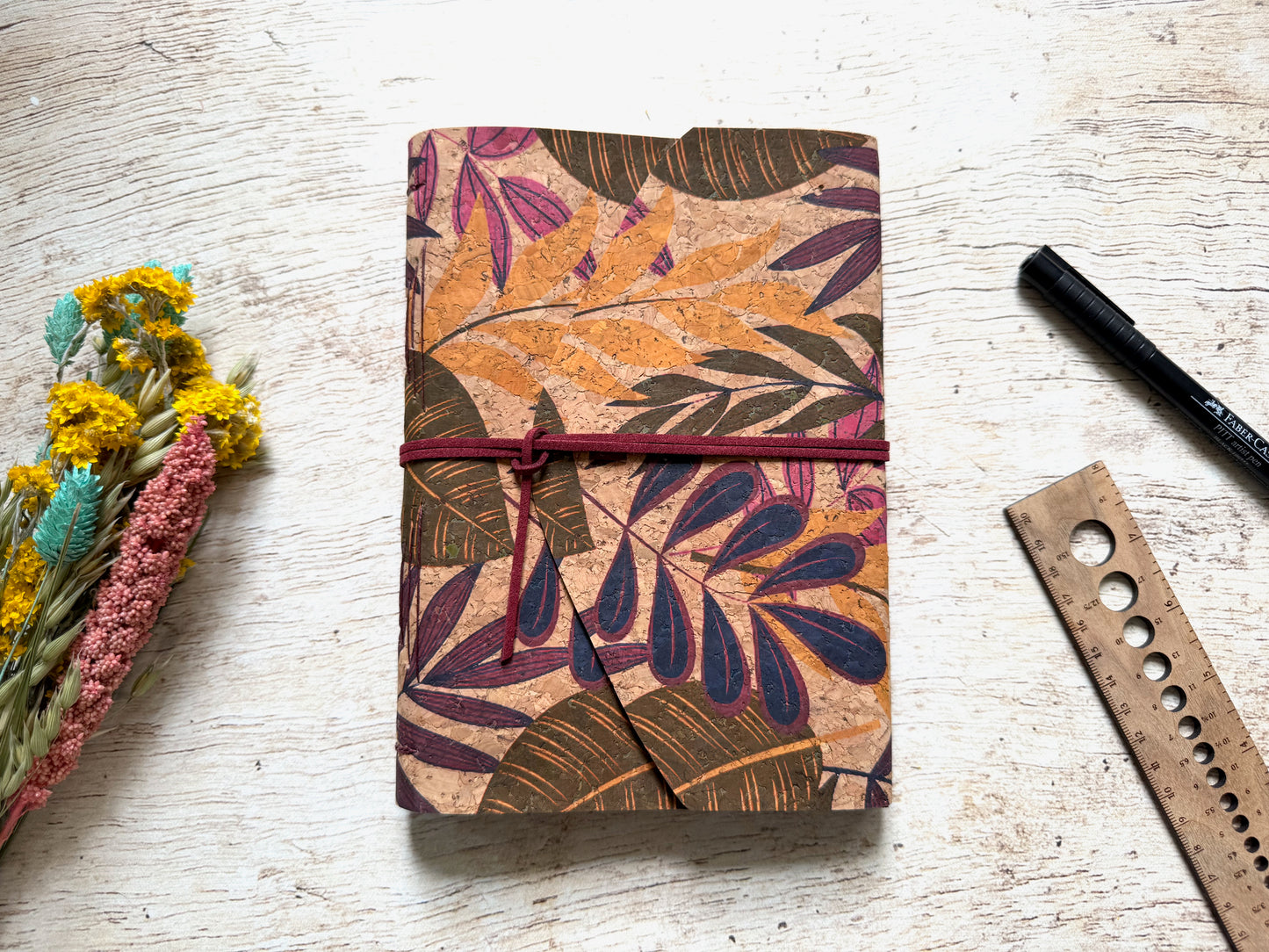 Carnet notes artisanal fait main format A5 couverture en liège à motif grandes feuilles