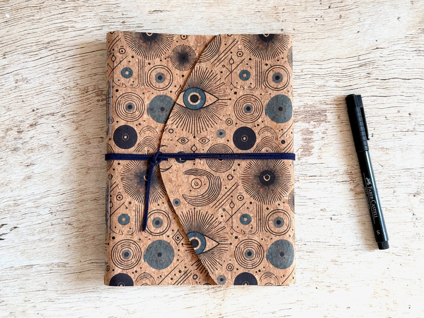 Carnet notes artisanal fait main format A5 couverture en liège à motif mauvais oeil