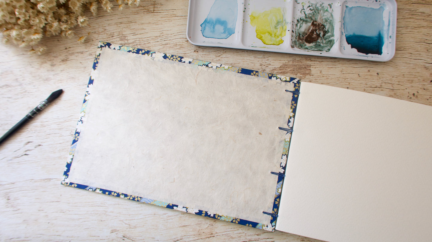 Carnet d'aquarelle A5 paysage - Reliure copte - Ondulations fleuries bleu marine