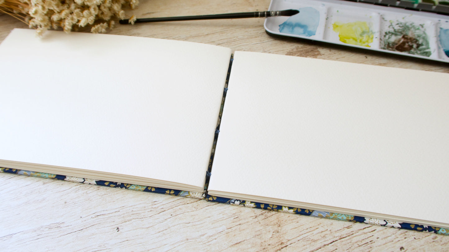 Carnet d'aquarelle A5 paysage - Reliure copte - Ondulations fleuries bleu marine