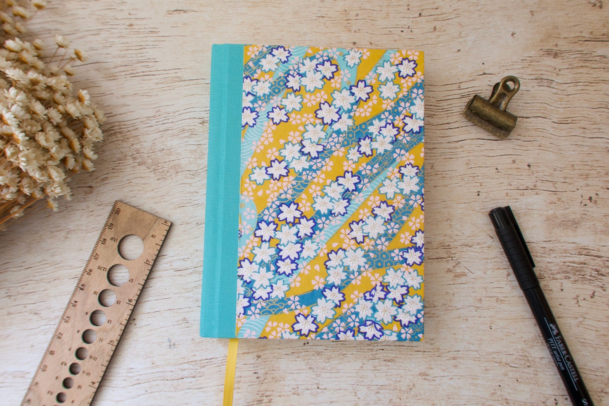Agenda perpétuel relié main, couverture papier japonais motif fleurs