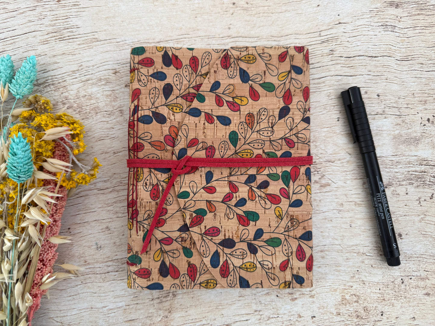 Carnet écriture liège format B6 reliure artisanale motif petites fleurs