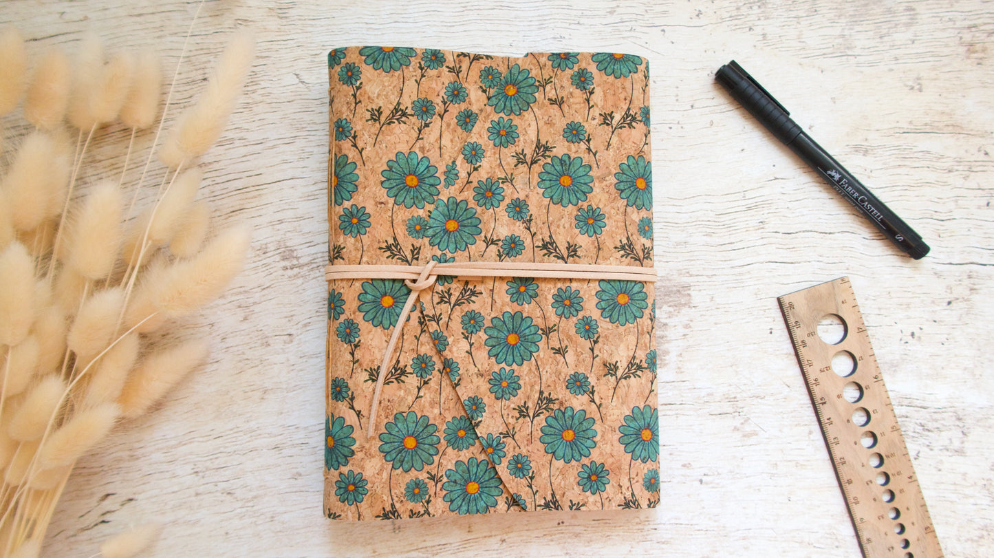 Carnet notes artisanal fait main format A5 couverture en liège à motif petites fleurs bleu turquoise