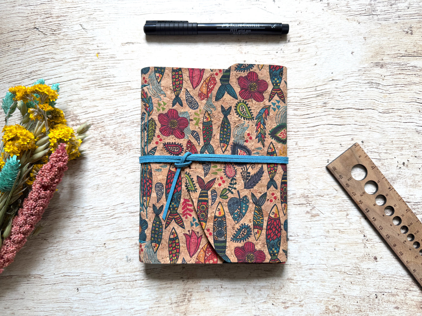 Carnet écriture liège format B6 reliure artisanale motif poissons fleurs