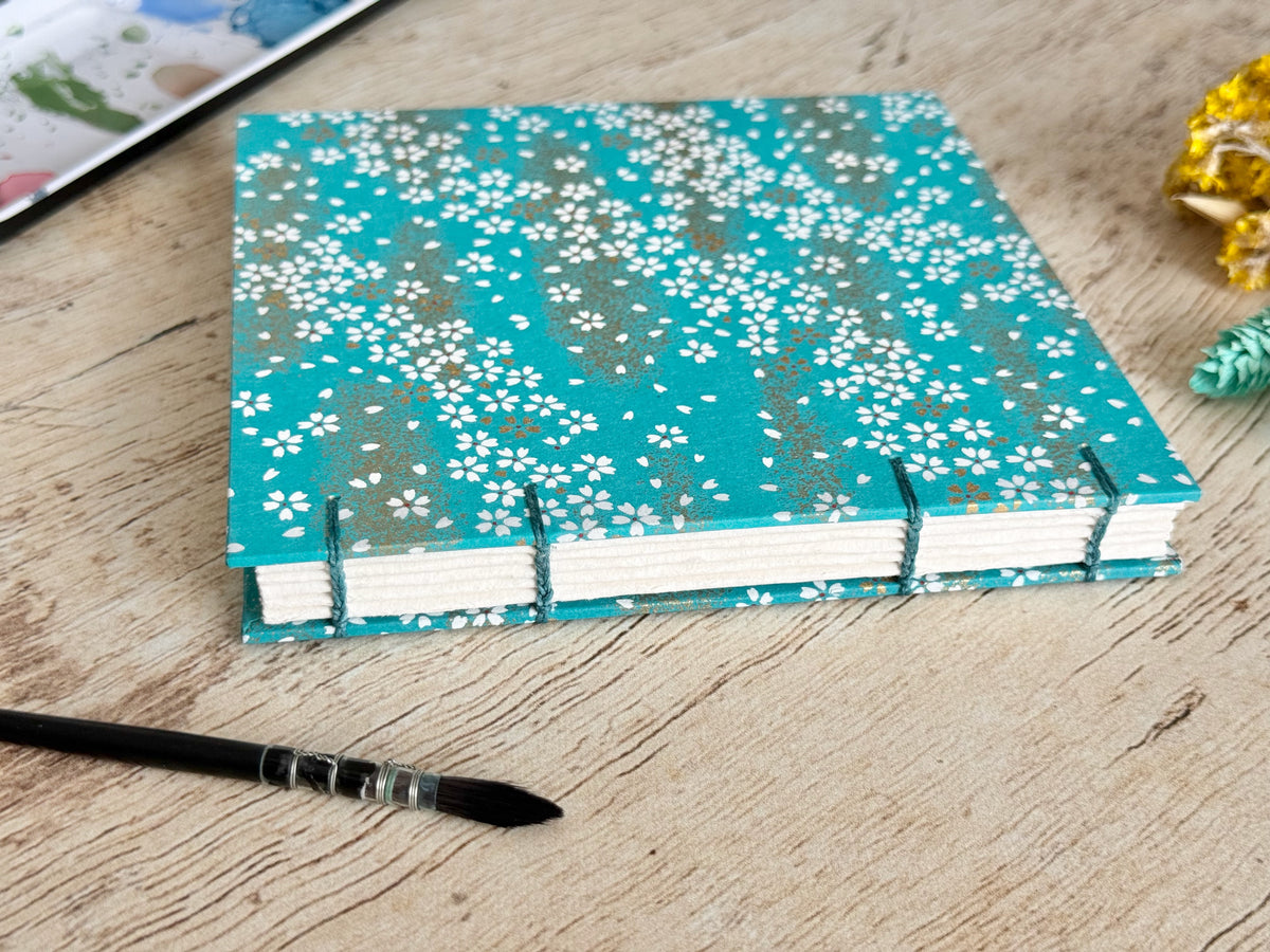 Reliure copte du carnet d'aquarelle format carré Fleurs au vent bleu canard