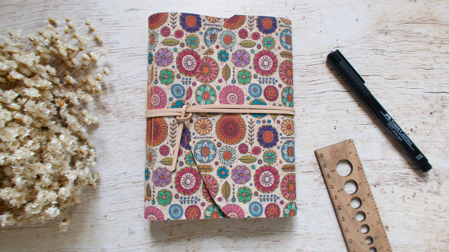 Carnet écriture liège format B6 reliure artisanale motif ronds floraux