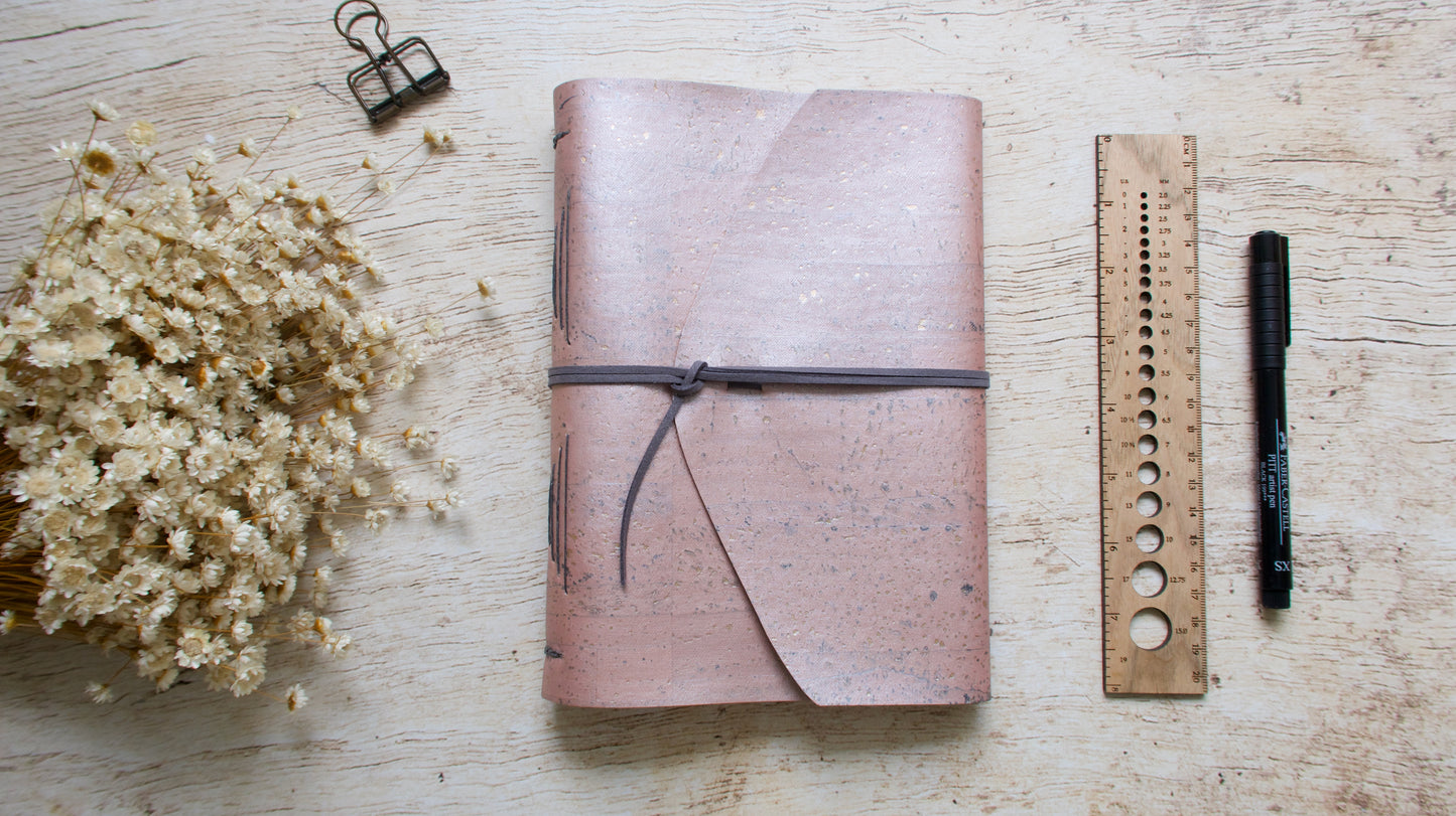 Carnet d'écriture relié à la main format A5 couverture en liège rose doré