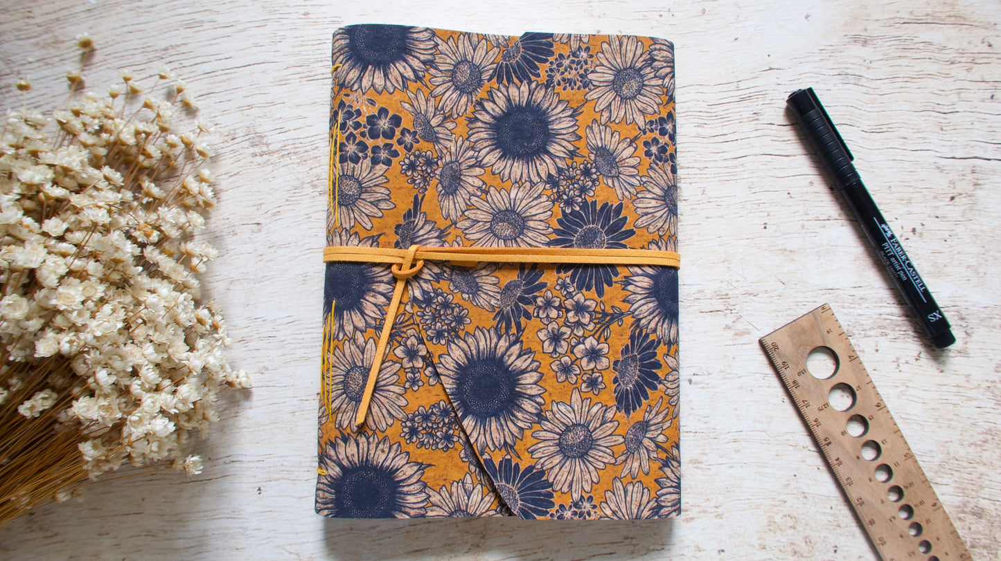 Carnet notes artisanal fait main format A5 couverture en liège à motif tournesol