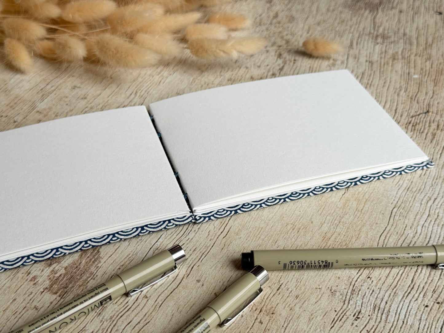 Carnet de croquis A6 paysage – reliure copte – fait main - Vagues bleu marine