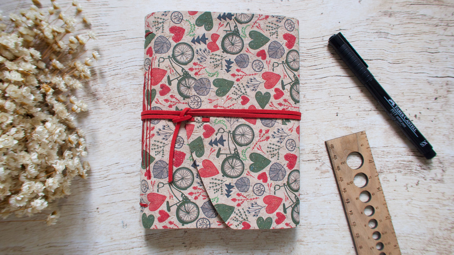 Carnet écriture liège format B6 reliure artisanale motif vélos coeurs