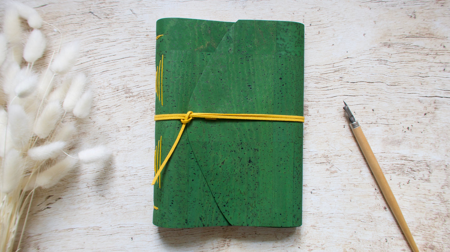 Carnet d'écriture relié à la main format A5 couverture en liège vert gazon