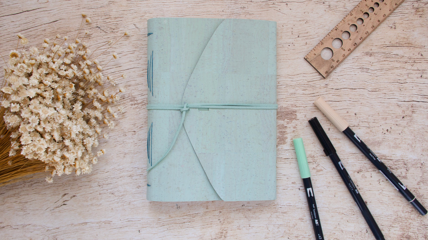 Carnet d'écriture relié à la main format A5 couverture en liège vert d'eau
