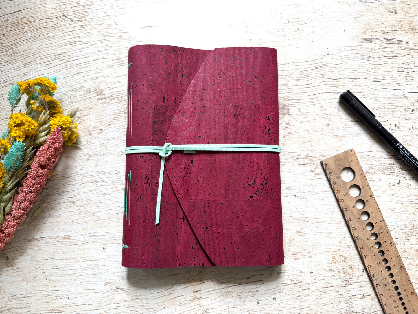 Carnet d'écriture relié à la main format A5 couverture en liège rouge vin